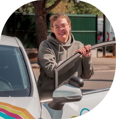 Jeune en voiture